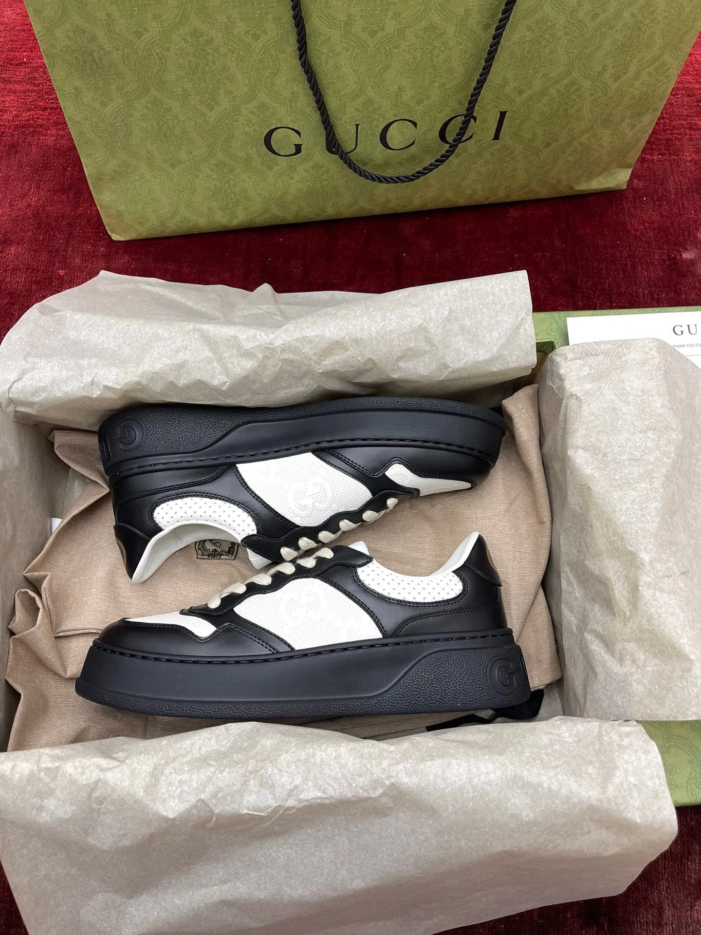 👟👟Ex-factory price 480👟👟 Gucc*i~~New upgraded version, original original color @GG couple's thick-soled shoes...biscuit shoes...white shoes...sneakers...flat shoes...catwalk style: celebrities, Internet celebrities, Xiaohongshu, etc. will definitely plant grass and call❤ Original customized cowhide fabric (classic old floral fabric, perforation, embossing process), the original bottom has a big logo, and there is a GG on the heel Logo, 5cm thick sole, classic Gucci webbing... Women's size 35-40, men's size 39-44